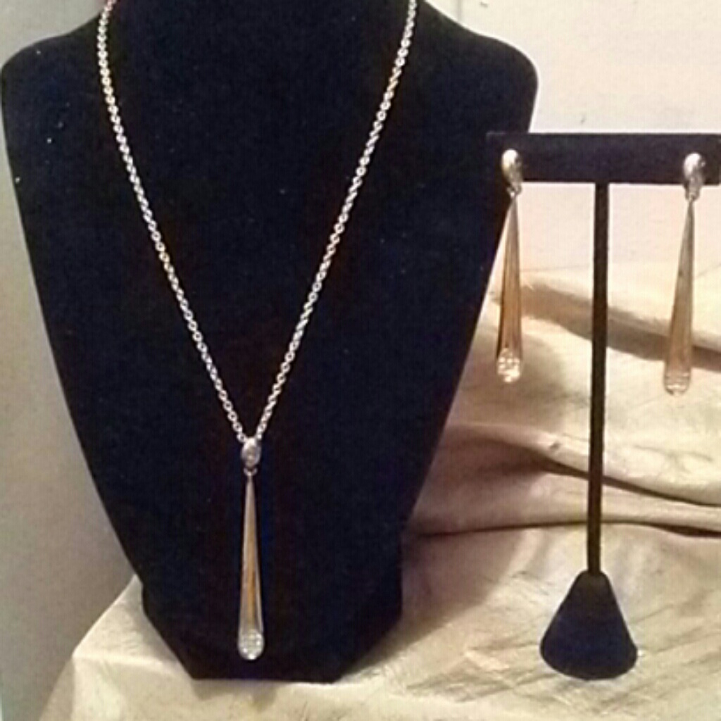Tahari Pendant Necklace With Earrings 59$
